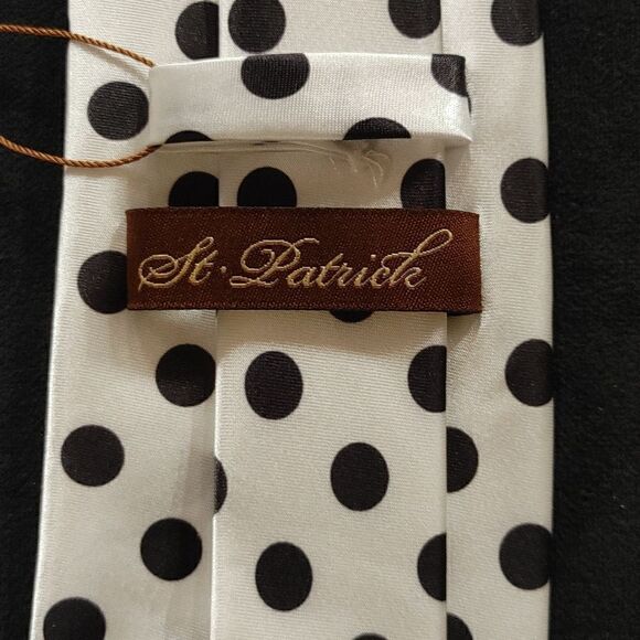 MEN'S ST. PATRICK WHITE/BLACK POLKA DOT TIE AND POCKET SQUARE SET. - Picture 3 of 5